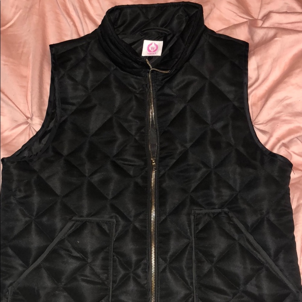 Black zip up vest w pockets